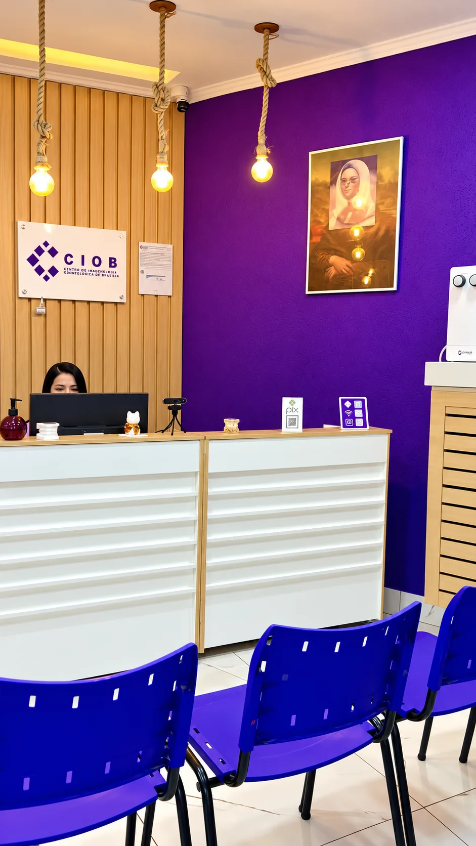Recepção da CIOB em Belford Roxo, com balcão de atendimento e identidade visual roxa