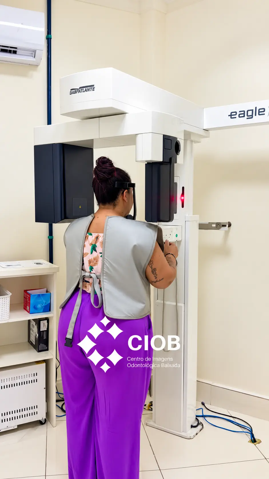 Paciente posicionada no equipamento de radiografia panorâmica da CIOB