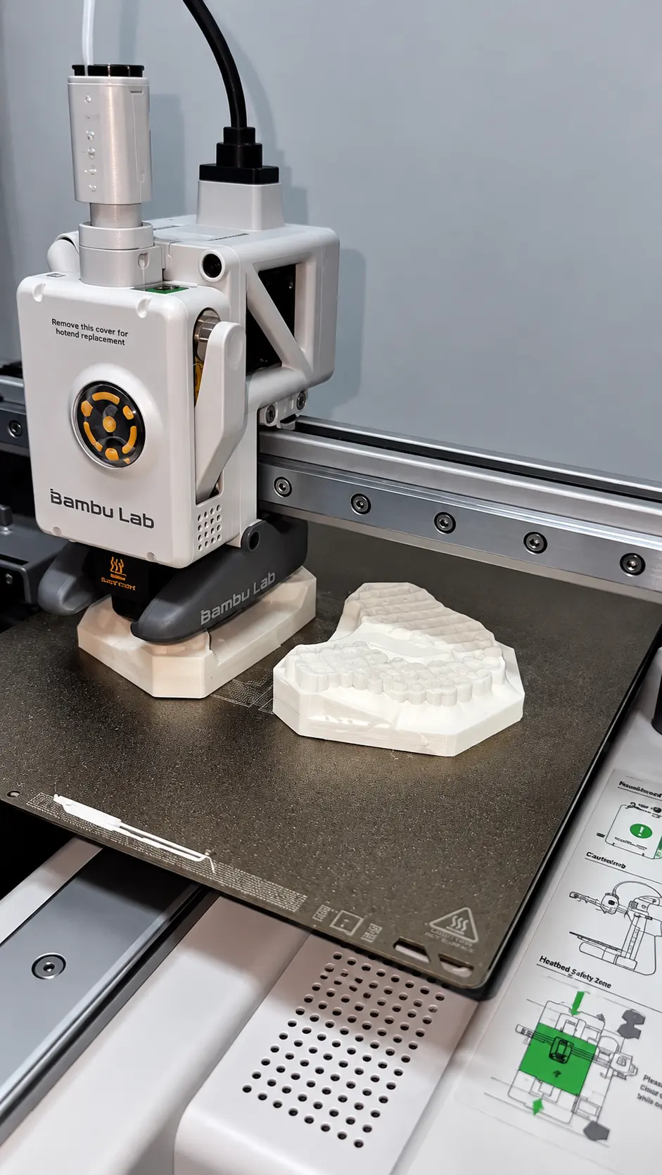 Impressora 3D produzindo modelo de arcada dentária na CIOB